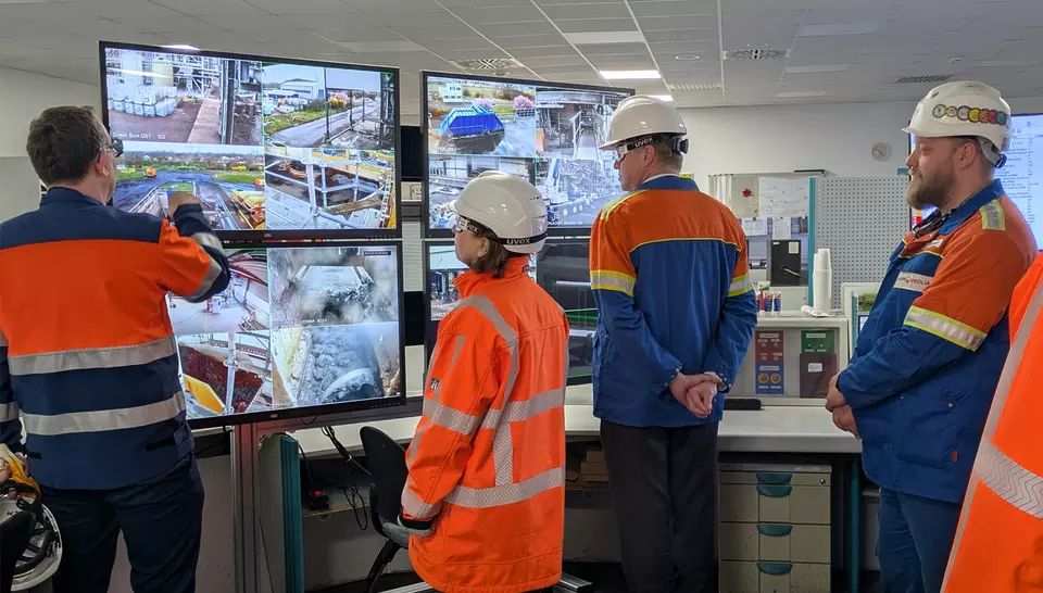 Blick auf die Monitore in der Messwarte