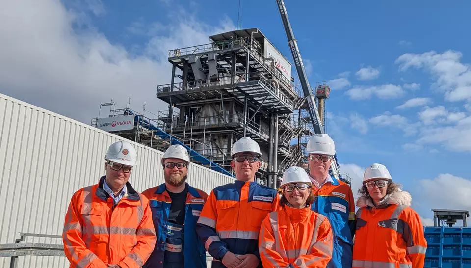 Gruppenfoto vor der Anlage