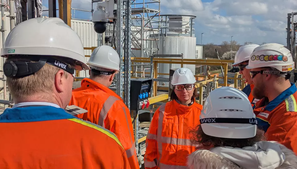 Führung über das Gelände der nassen Abgasreinigungsanlage in Schkopau