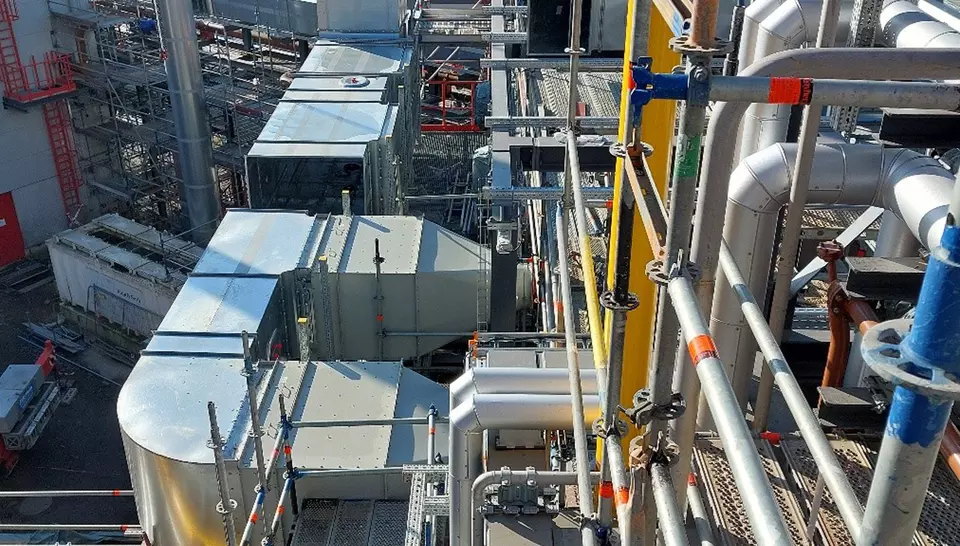 Abluft-Aktivkohlefilter samt Abluftkamin und Verbrennungsluftleitungen kurz vor der Fertigstellung