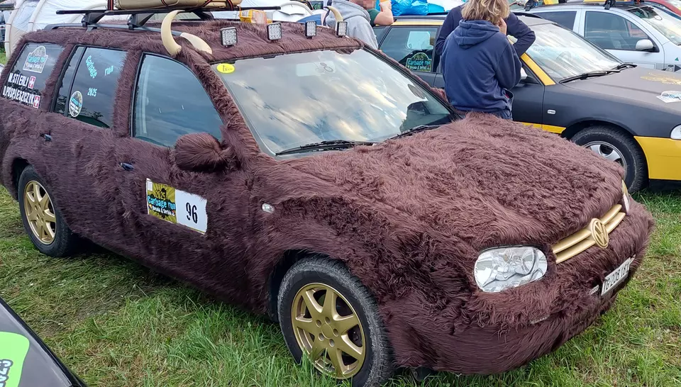 Ein als Stier verkleidetes Fahrzeug