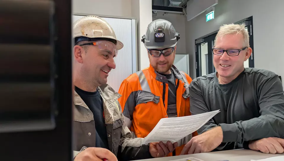 Björn (rechts) im Gespräch mit seinen Kollegen