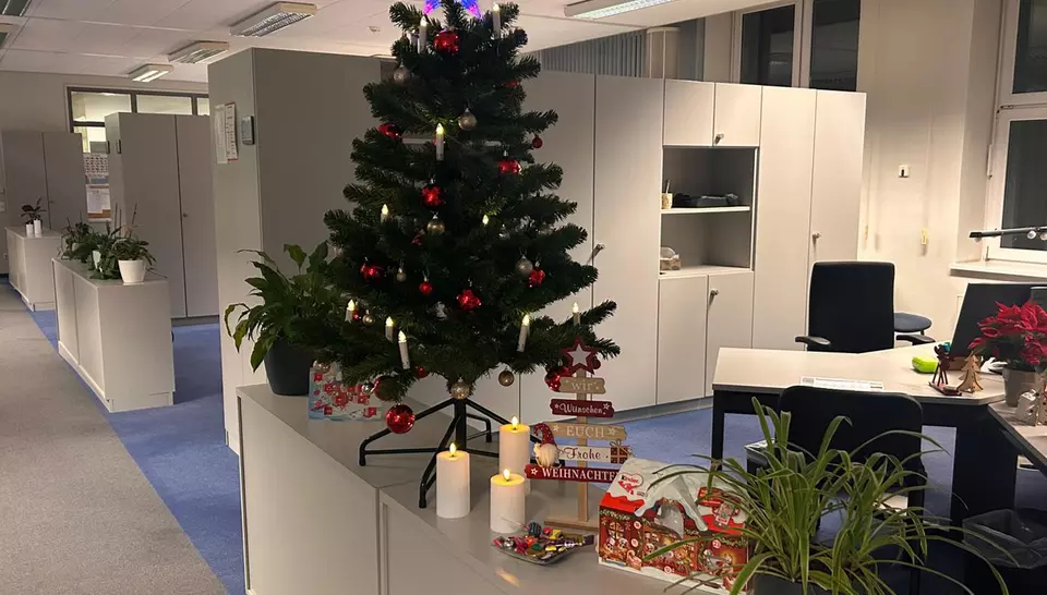 Weihnachtliche Stimmung im Bürogebäude in Schkopau