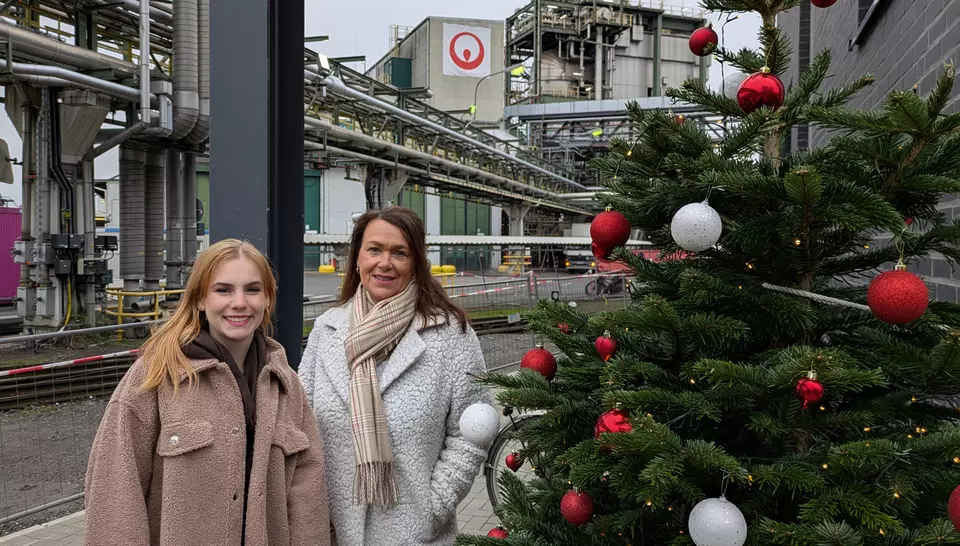 Lena und Sylvia nach dem Weihnachtsbaumschmücken im Chemiepark Marl