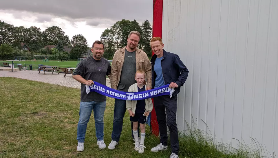 Vorstand und Spender präsentieren gemeinsam die neue Sanitäranlage am Fußballplatz