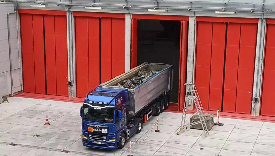 Anlieferung des ersten Abfalls an der neuen Bunkeranlage
