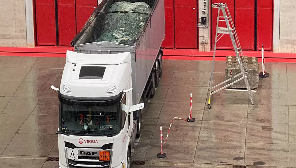 Die zweite Abfalllieferung in den neuen Bunker erfolgt durch Veolia in Deutschland