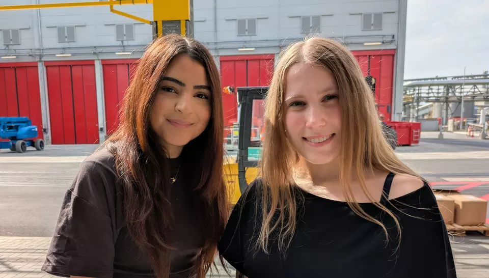 Nisa und Rachel vor dem neuen Bunker der neuen Verbrennungslinie in Marl