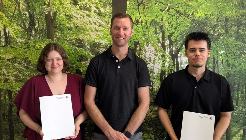 Lisa und Jan mit ihrem Ausbildungsbeauftragten Marcel bei der Lossprechung Ende Juni 2026