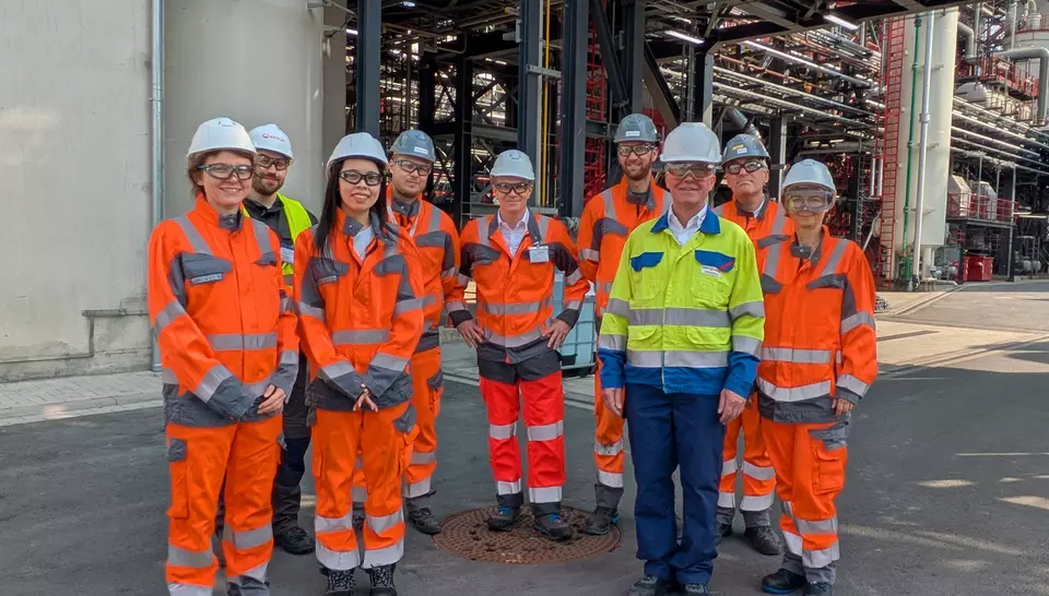 Gruppenbild vor der neuen Sonderabfallverbrennungsanlage in Marl