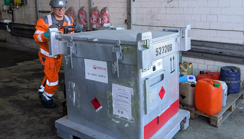Sortierte und sicher verpackte Abfälle werden für den Weitertransport bereitgestellt.