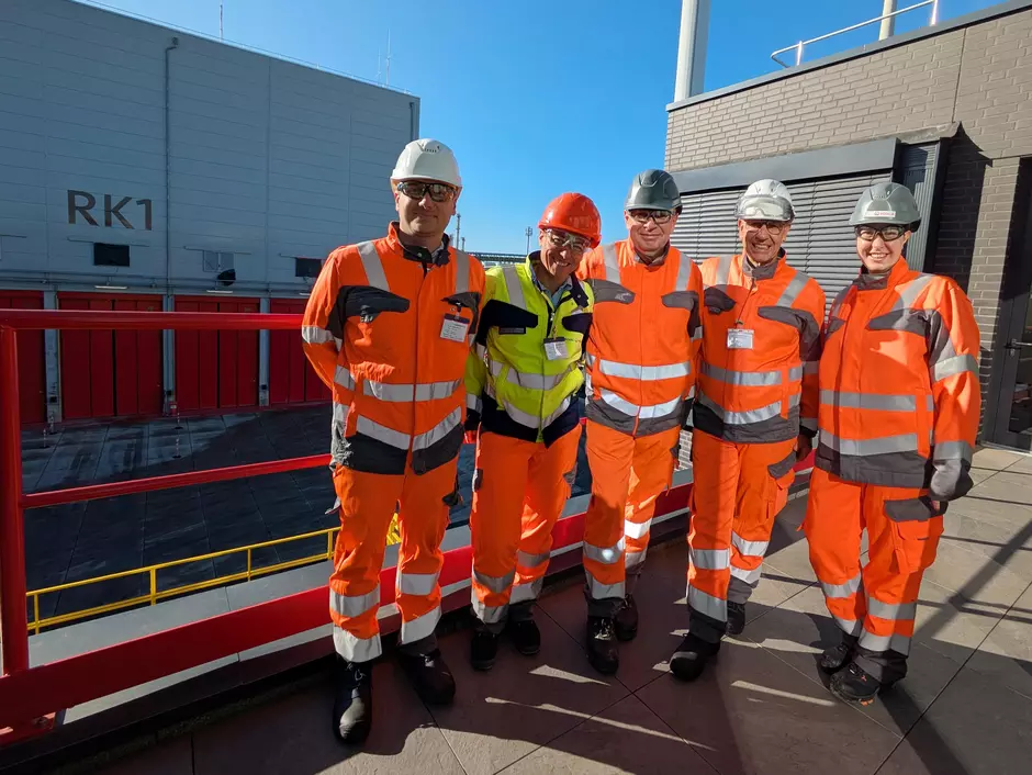 Gemeinsames Gruppenfoto vor dem neuen Bunker am Standort Marl