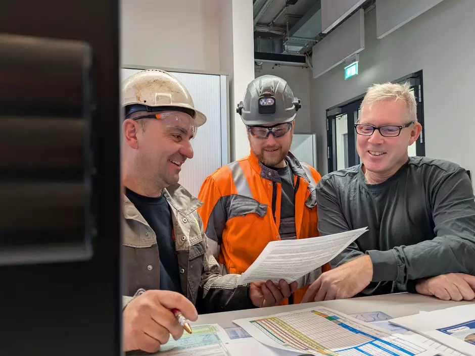 Björn (rechts) im Gespräch mit seinen Kollegen