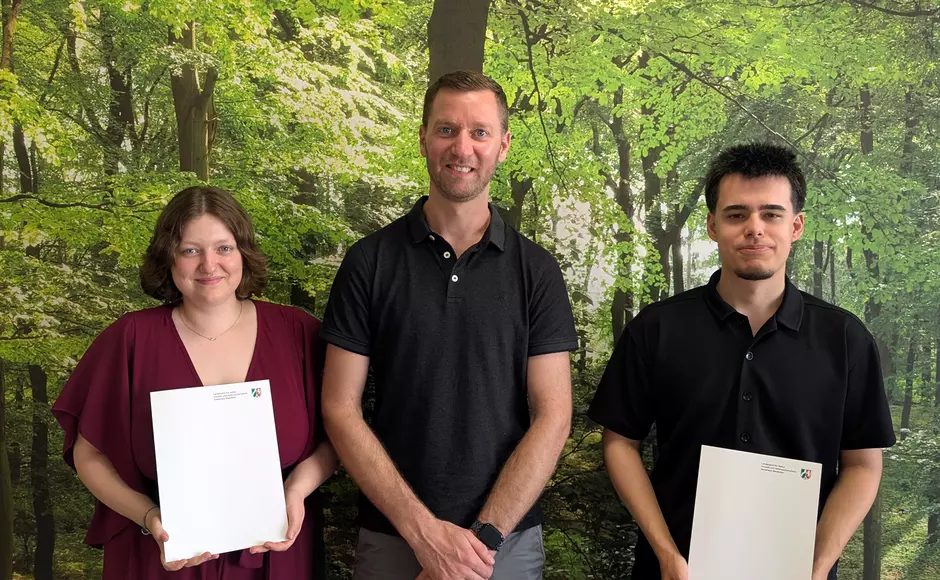 Lisa und Jan mit ihrem Ausbildungsbeauftragten Marcel bei der Lossprechung Ende Juni 2026