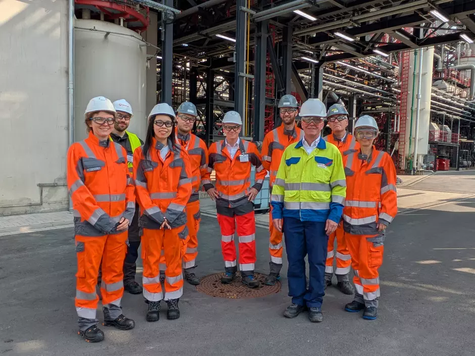 Gruppenbild vor der neuen Sonderabfallverbrennungsanlage in Marl
